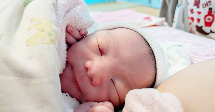 眠る新生児